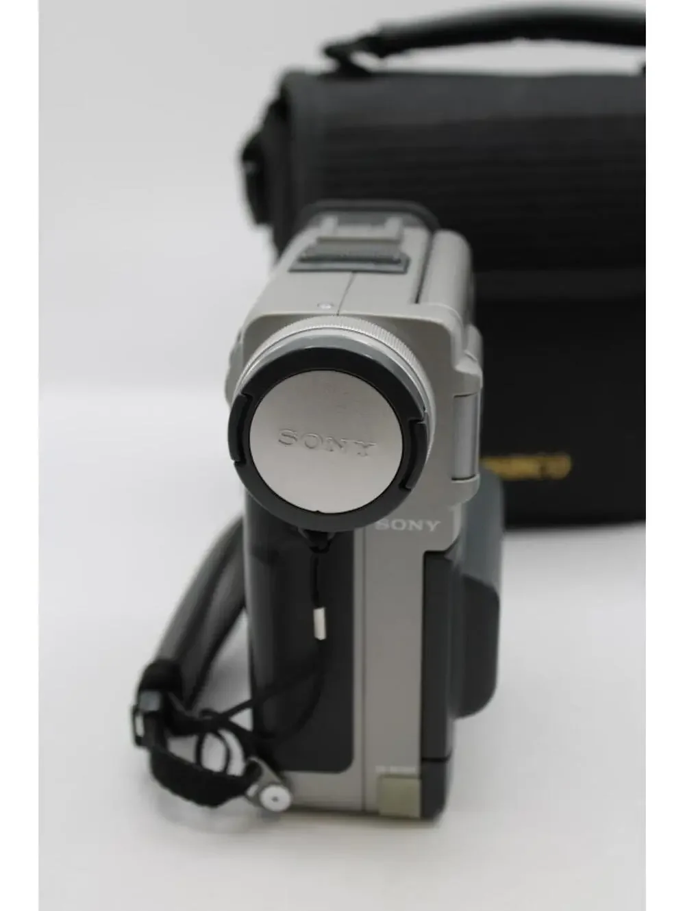 Sony Handycam DCR-PC7 NTSC Mini DV Camcorder w/ Case,Powers on but rest untested